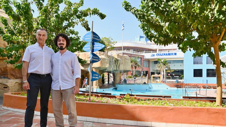 המנכ"ל נור עאמר ובנו של משה בובליל, בן, בפינת ההנצחה  