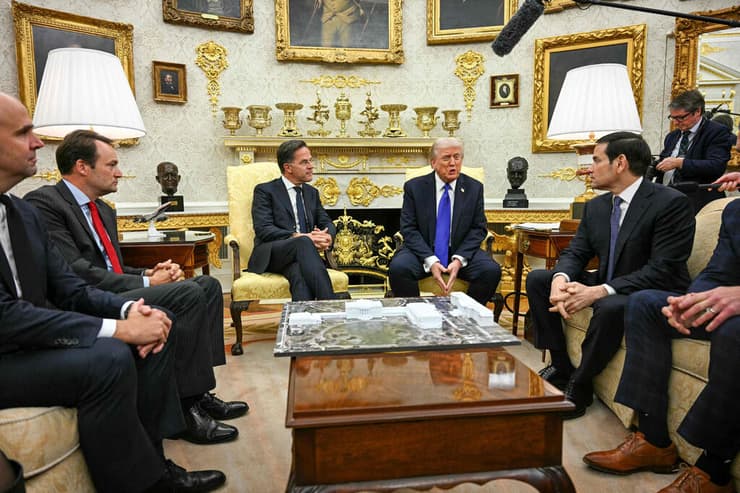 דגם של הבית הלבן ו אולם נשפים חדש ש נשיא ארה"ב טראמפ בונה שהוצב ב החדר הסגלגל 