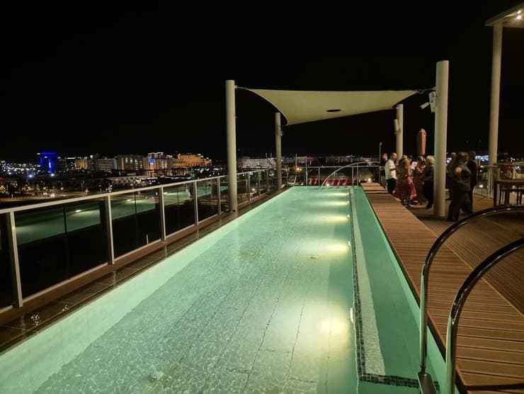 הבריכה על הרופטופ (צילום: אסף קמר) איסלה בראון 42 אילת