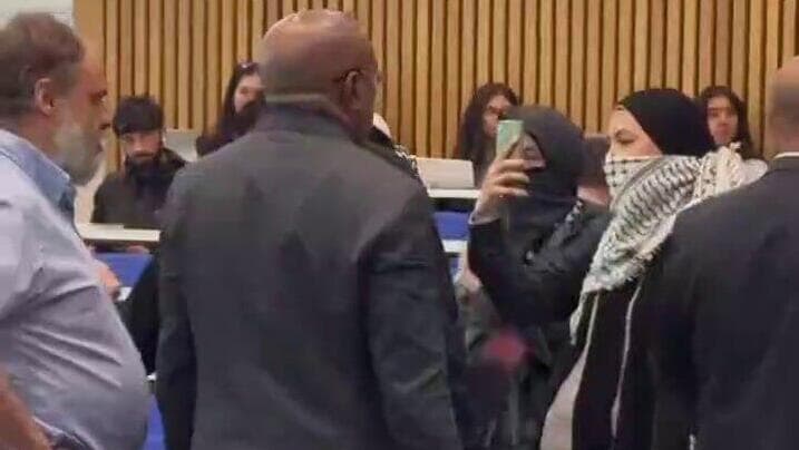 רעולי פנים פרצו להרצאה של פרופ' מיכאל בן-גד ואיימו לכרות את ראשו, באוניברסיטת סיטי בלונדון