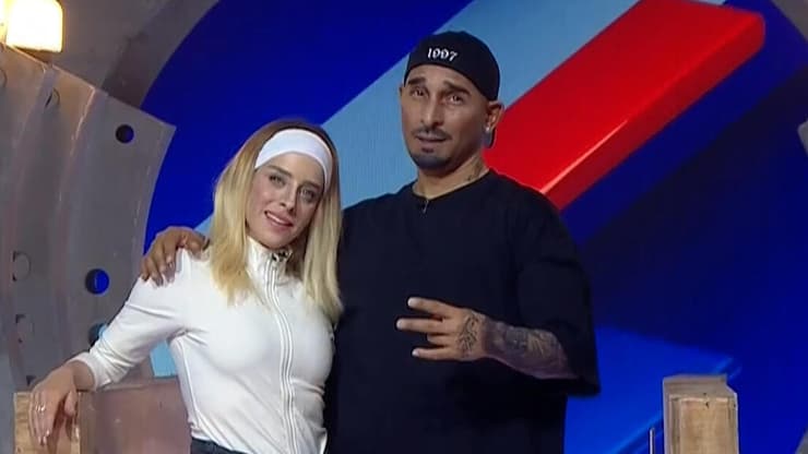 לא ברור למה החליטו לעלות באוב את ארז איסקוב ותרצה (צילום: מתוך "ארץ נהדרת") "ארץ נהדרת"