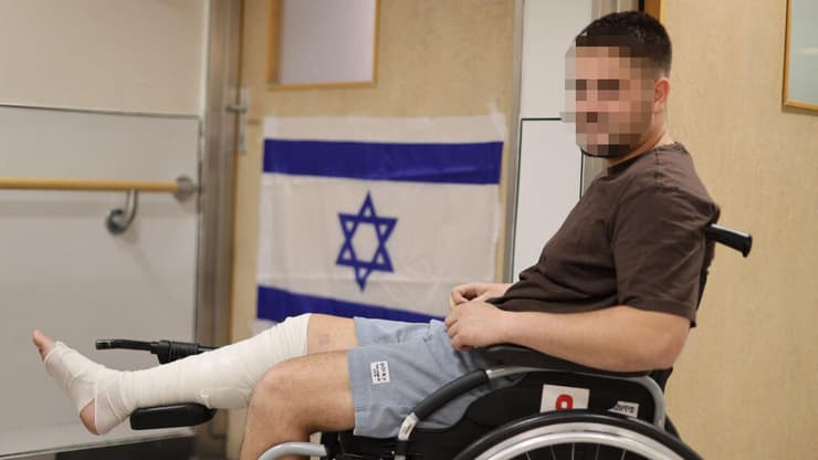 "החטופים היו מעל הכול"/ רס"ן ש' (צילום: יריב כץ) רס"ן ש' מ"פ בשריון נפצע במלחמה קיבל זר פרחים מהחטוף עמרי מירן