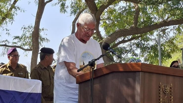 משה, אביו של תמיר, סופד בהלוויה. "השארתי לך משהו קטן ומיוחד לשתות" (צילום: מטה משפחות החטופים) טקס הספדים לזכר תמיר אדר לפני הלווייתו