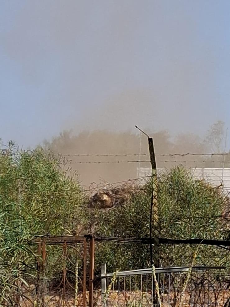 ענני האבק המזוהם ברמת השרון, כפי שצולם מחצר ביתה של קרן אשל (צילום: באדיבות קרן אשל) ענני האבק המזוהם והרעיל ברמת השרון, כפי שצולם מחצר ביתה של קרן אשל