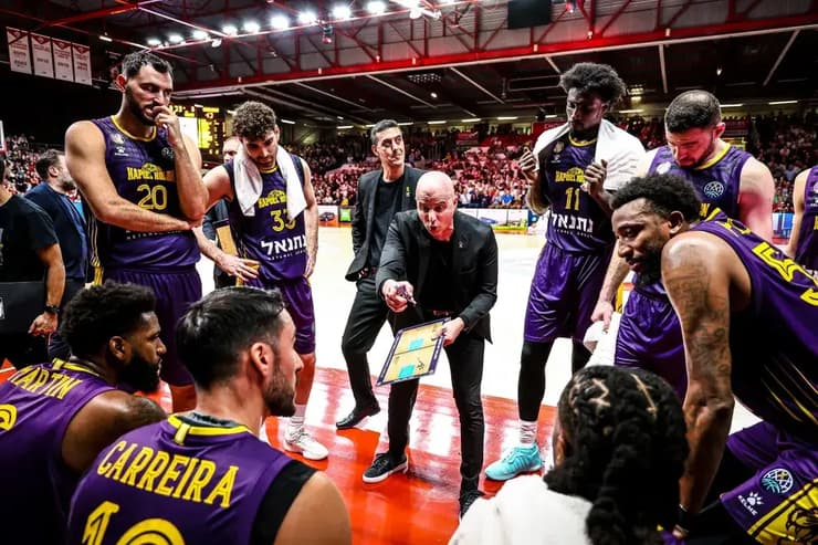 חולון החליפה 12 מאמנים מאז 2019 (צילום: אתר פיב"א) מאמן הפועל חולון דני פרנקו