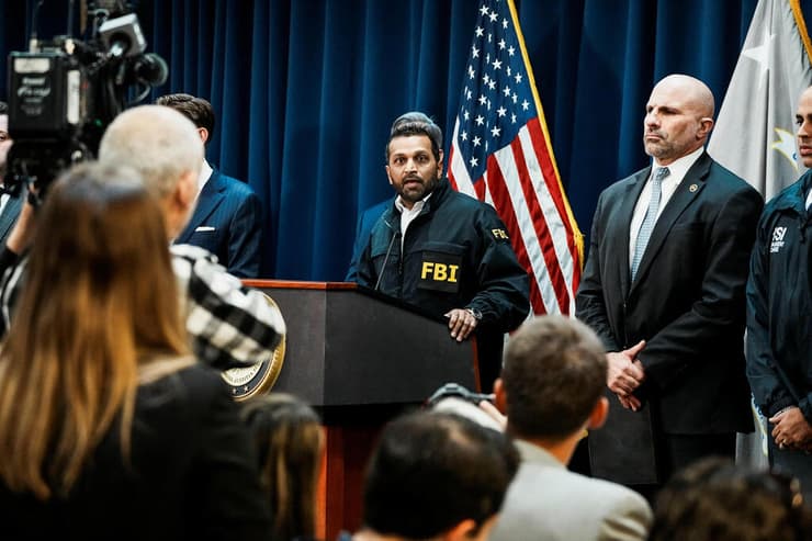 קאש פטאל, ראש ה-FBI במסיבת העיתונאים (צילום: Michael M. Santiago/Getty Images) קאש פטאל, ראש ה-FBI