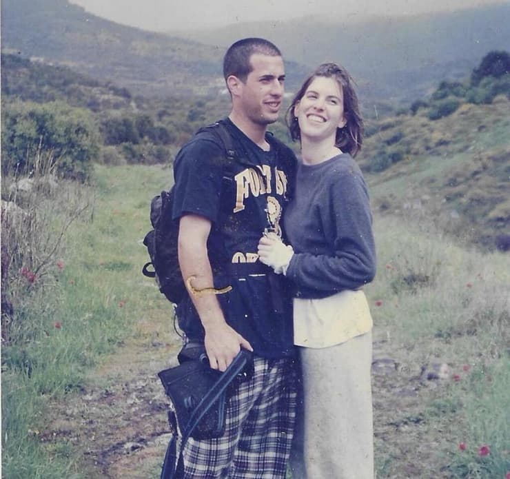 נסעו לים ביחד, מחזיקים יד ביד. טלי ושחר ארז, בצעירותם (צילום: שלומי פרין) טלי ושחר ארז, בצעירותם