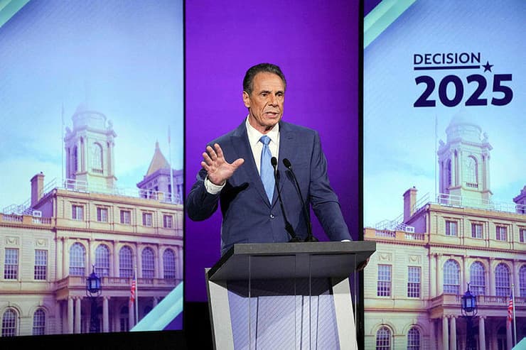 "רץ לקדנציה שנייה של אדמס". קואומו בעימות הטלוויזיוני אמש (HIROKO MASUIKE/REUTERS) העימות הטלוויזיוני האחרון לראשות העיר ניו יורק