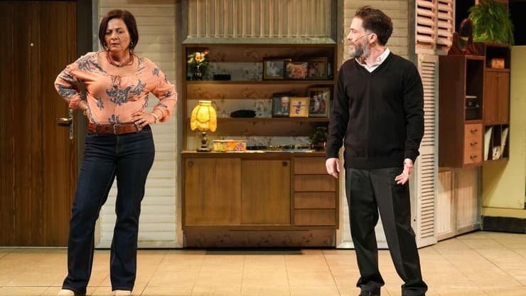 נוח לשהות בסלון המוכר הזה. מתוך "החולה ההודי" בקאמרי (צילום: רדי רובינשטיין) מתוך "החולה ההודי" בקאמרי