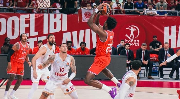 דניאל אוטורו עולה לסל (הפועל "IBI" תל אביב) דניאל אוטורו עולה לסל