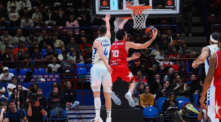 לאנדרו בולמארו מתחת לסל. משחק ענק שלו לא הספיק