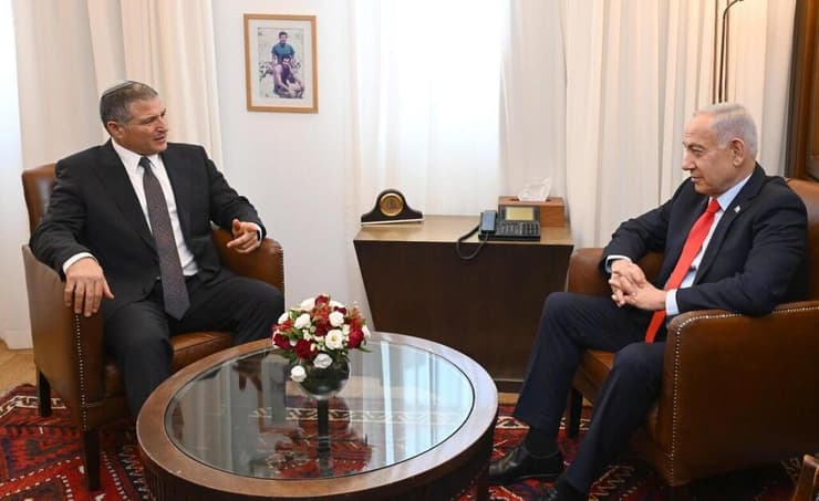 ראש הממשלה נתניהו עם ראש השב״כ דוד זיני. נאסר עליו לעסוק בפרשה (צילום: חיים צח/ לע״מ) ראש הממשלה נתניהו בטקס הכניסה לתפקיד של ראש השב״כ דוד זיני