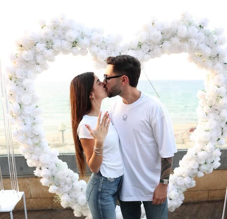 אלי-ה כהן בהצעת נישואים לבת זוגו 