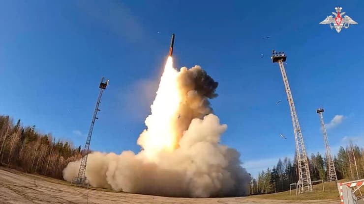 פסי הייצור הבטיחוניים עובדים מסביב לשעון, ב-3 משמרות. ניסוי רוסי אשתקד בטיל בליסטי בין-יבשתי (צילום: Russian Defence Ministry/Handout via REUTERS) שיגור טיל בליסטי בין יבשתי אסטרטגי ב תרגיל גרעין גרעיני של רוסיה 22 באוקטובר במחוז ארכנגלסק