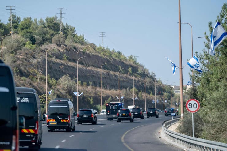 שיירת הרכבים  של סגן נשיא ארה"ב ג'יי די ואנס