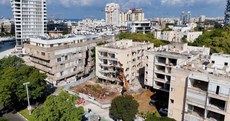 התחדשות עירונית בתל אביב-יפו (צילום: עופר תמרי ) הריסת הבניינים הישנים ברחוב ז'בוטינסקי 133-135-137 בתל אביב במסגרת התחדשות עירונית