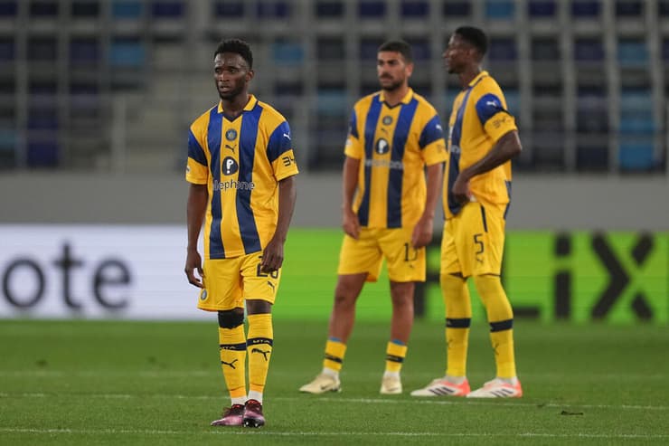 יחס השערים הגרוע בליגה האירופית. סיסוקו, קמארה ושלמה (צילום: AP Photo/Darko Vojinovic) מכבי ת"א מיטיולן