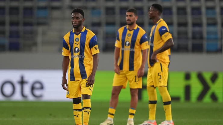 הפנים אומרות הכל. שחקני מכבי ת"א, אתמול (צילום: AP Photo/Darko Vojinovic) מכבי ת"א מיטיולן