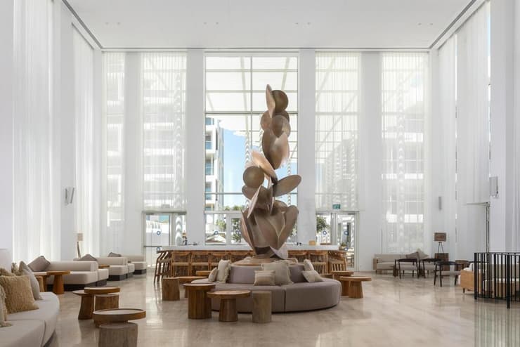 הלובי רחב הידיים (צילום: תומאס בלגולה) איסלה בראון 42 אילת