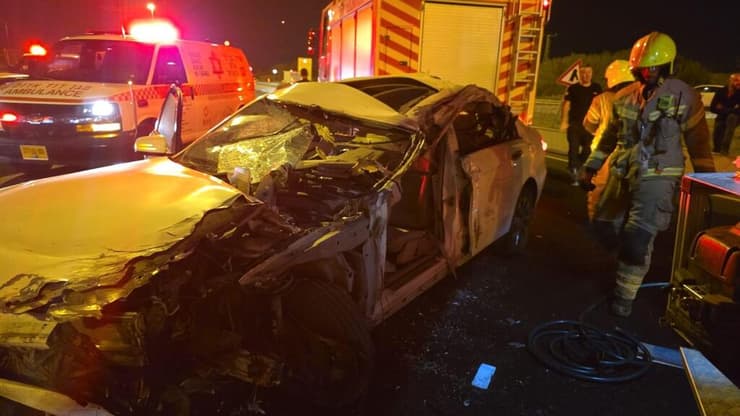 גבר נהרג בתאונה בין רכב למשאית בכביש 6 ליד ניצני עוז (צילום: תיעוד מבצעי מד"א) גבר נהרג בתאונה בין רכב למשאית בכביש 6 ליד ניצני עוז