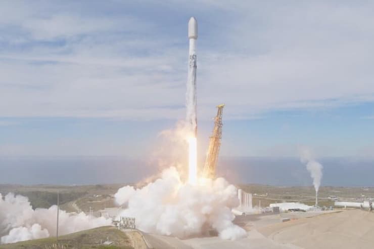 שום פרויקט חלל לא התקרב לממדים האלה מבחינת מספר הלוויינים. טיל פלקון 9 של ספייס אקס משוגר השבוע מבסיס ונדנברג בקליפורניה עם 28 לווייני סטארלינק שהביאו את מספר הלוויינים ששוגרו בפרויקט ליותר מ-10,000 (צילום: SpaceX) שום פרויקט חלל לא התקרב לממדים האלה מבחינת מספר הלוויינים. טיל פלקון 9 של ספייס אקס משוגר השבוע מבסיס ונדנברג בקליפורניה עם 28 לווייני סטארלינק שהביאו את מספר הלוויינים ששוגרו בפרויקט ליותר מ-10,000