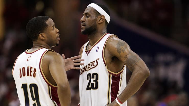 ג'יימס וג'ונס במדי קליבלנד ב-2007 (צילום: AP Photo/Mark Duncan) לברון ג'יימס ודיימון ג'ונס במדי קליבלנד ב-2007