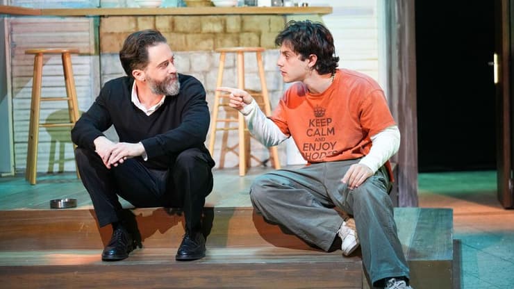 מתוך "החולה ההודי" בקאמרי (צילום: רדי רובינשטיין) מתוך "החולה ההודי" בקאמרי