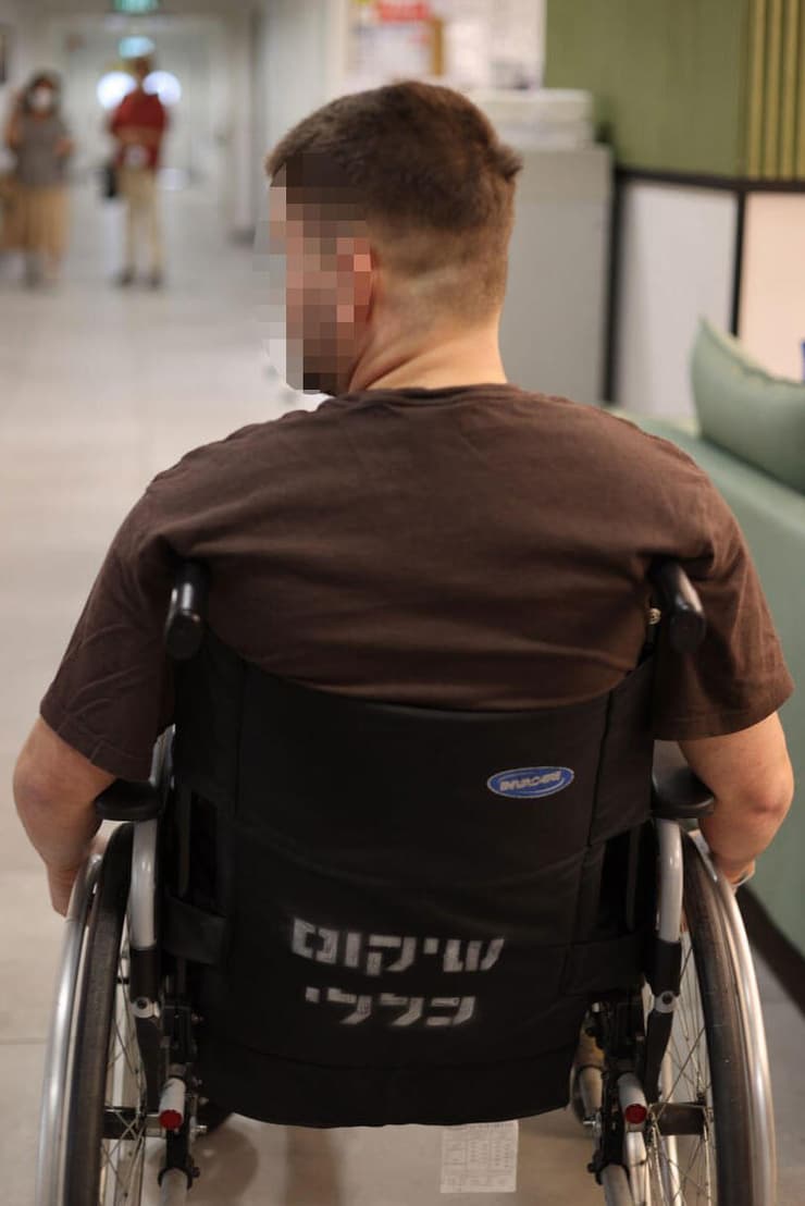 "ה היופי בעם שלנו, שכל אחד יודע להגיד כמה האחר הוא טוב". רס"ן ש' מתמודד במסע השיקום (צילום: יריב כץ) רס"ן ש' מ"פ בשריון נפצע במלחמה קיבל זר פרחים מהחטוף עמרי מירן