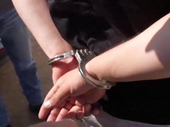 תיעוד: פשיטת כוחות משטרה בביתו של החשוד בירי בחדרה