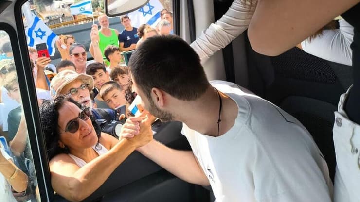 אלון אהל חוזר הביתה