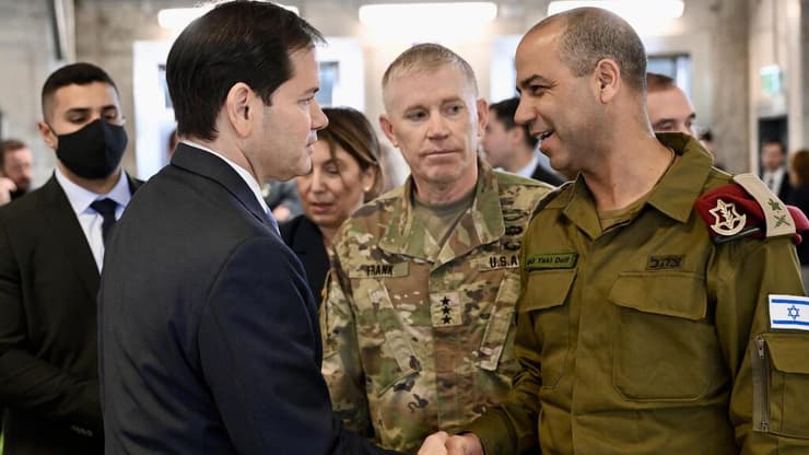נציג צה"ל במפקדה האלוף יקי דולף, לצד רוביו. לכולם ברור מי בעל הבית (צילום: David Azagury, U.S. Embassy Jerusalem) מזכיר המדינה של ארה"ב מרקו רוביו בביקור בבסיס המפקדה האמריקנית בישראל