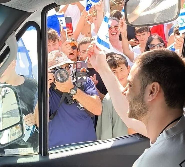 אלון אהל חוזר הביתה