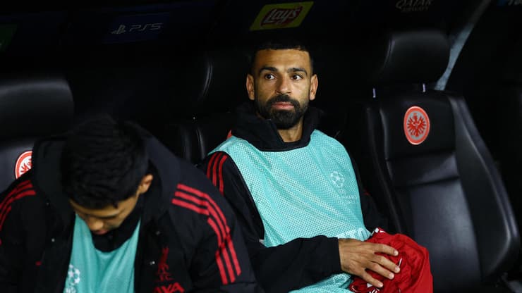 סלאח על הספסל מול פרנקפורט (צילום: REUTERS/Kai Pfaffenbach) סלאח על הספסל מול פרנקפורט