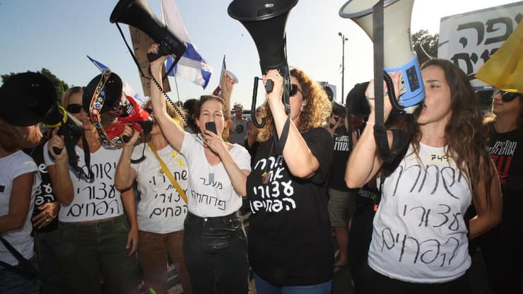 "ישוחררו עצורי הפחים" (צילום: יריב כץ) הפגנת תמיכה במציתי הפחים בכלא ניצן