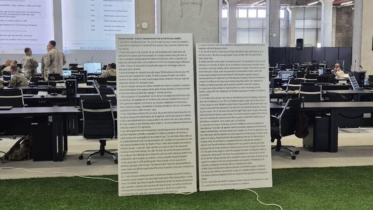 "תוכנית 20 הנקודות" של טראמפ במפקדה בקריית גת (צילום: איתמר אייכנר) "תוכנית 20 הנקודות" של טראמפ במפקדה האמריקנית בקריית גת