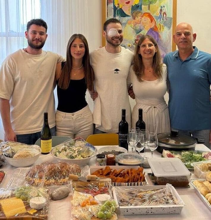 משפחת אהל בארוחה משפחתית ראשונה בלבון