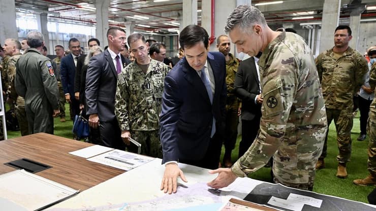 יוצבו תחילה ברפיח ויתפסו שטחים (צילום: David Azagury, U.S. Embassy Jerusalem ) מזכיר המדינה של ארה"ב מרקו רוביו בביקור בבסיס המפקדה האמריקנית בישראל