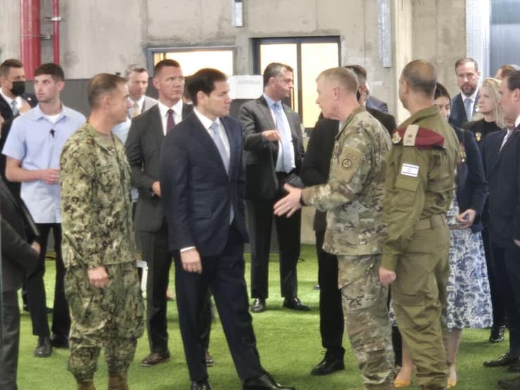 מזכיר המדינה מרקו רוביו בביקור במפקדה האמריקאית CMCC (צילום: איתמר אייכנר) מזכיר המדינה מרקו רוביו בביקור במפקדה האמריקאית CMCC