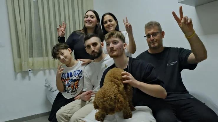 חגי אנגרסט עם משפחתו