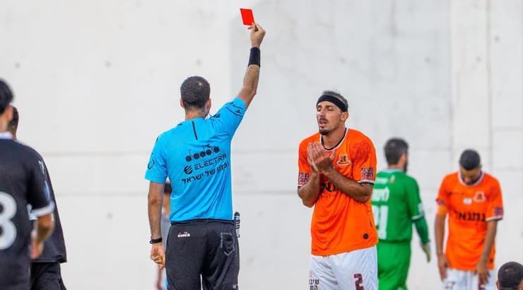 תמיר ברמן מקבל את הכרטיס האדום (רועי כפיר) תמיר ברמן מקבל את הכרטיס האדום