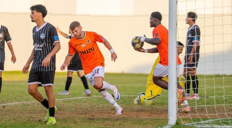 שחקני בני יהודה ממהרים לחדש את המשחק (רועי כפיר) שחקני בני יהודה ממהרים לחדש את המשחק