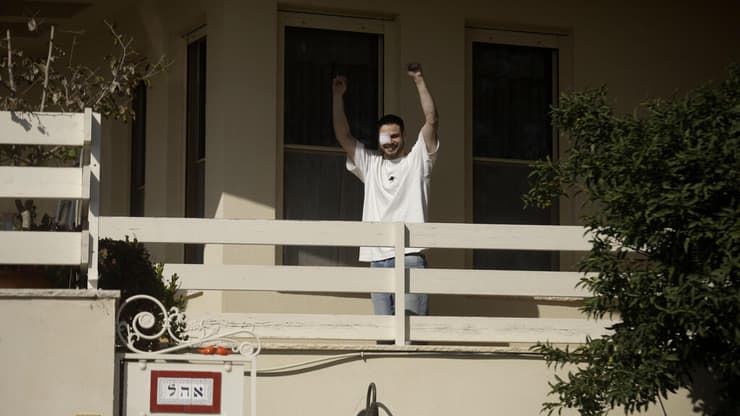 שוב בבית משפחת אהל. תמונת הניצחון של אלון (צילום: Amir Levy/Getty Images) אלון אהל חוזר הביתה