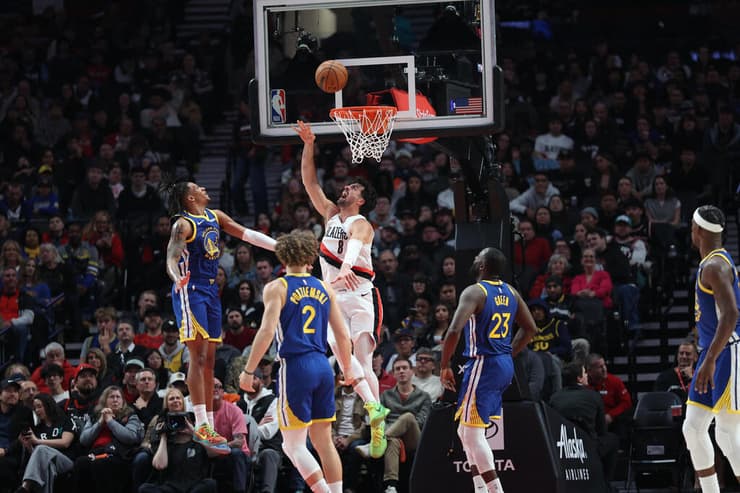 שמונה שחקנים בפורטלנד קלעו בספרות כפולות. אבדיה מול הגנת גולדן סטייט (צילום: Jaime Valdez/REUTERS) שחקן פורטלנד טרייל בלייזרס דני אבדיה מול הגנת גולדן סטייט ווריורס