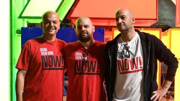 שורדי השבי איתן ויאיר הורן בכיכר החטופים עם אחיהם עמוס