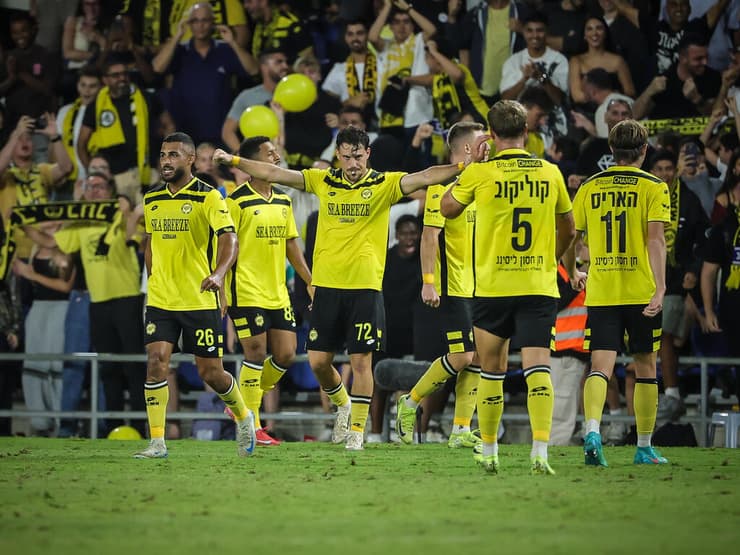 שחקני מכבי נתניה חוגגים (צילום: עוז מועלם) שחקני מכבי נתניה חוגגים