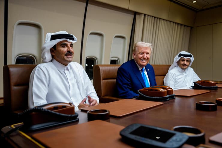דונלד טראמפ עם האמיר תמים בן חמד אל-ת'אני וראש הממשלה מוחמד בן עבד א-רחמן אל-ת'אני ב"אייר פורס 1"
