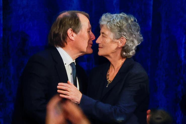 קונולי מתנשקת עם בעלה אחרי ההכרזה על ניצחונה. עוררה סערה כבר ב-2018, עם ביקור בסוריה (צילום: REUTERS/Clodagh Kilcoyne) נשיאת אירלנד הנבחרת קת'רין קונולי באירוע הכרזת תוצאות בחירות ב דבלין