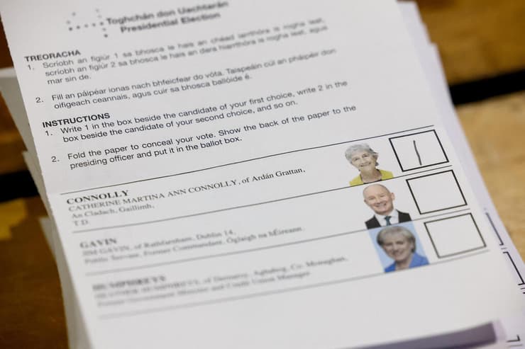 צילום: REUTERS/Clodagh Kilcoyne סופרים קולות ב קלפי בחירות נשיאות אירלנד ב דבלין