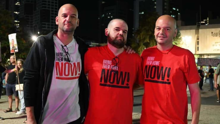 שורדי השבי איתן ויאיר הורן בכיכר החטופים עם אחיהם עמוס