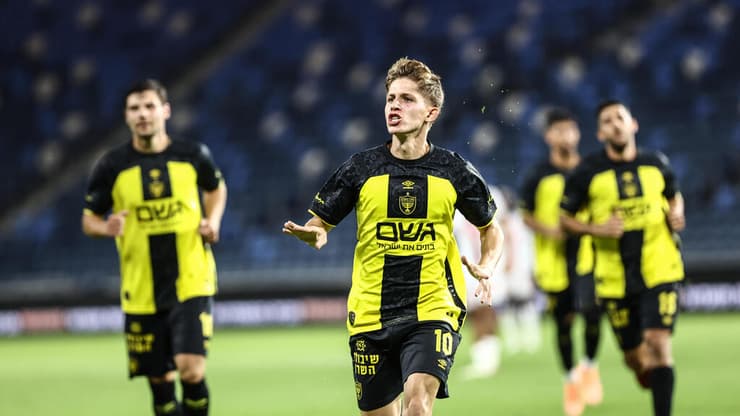 יונה חוגג בסמי עופר (צילום: גיל נחושתן) עדי יונה